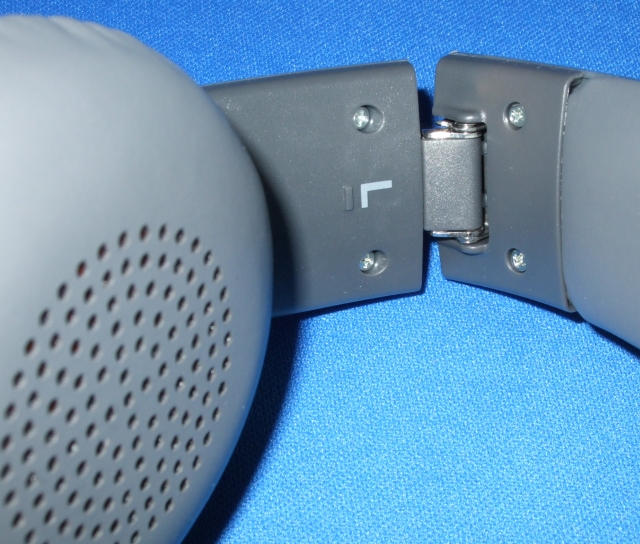 shure_srh145_thehinge_folded_640p