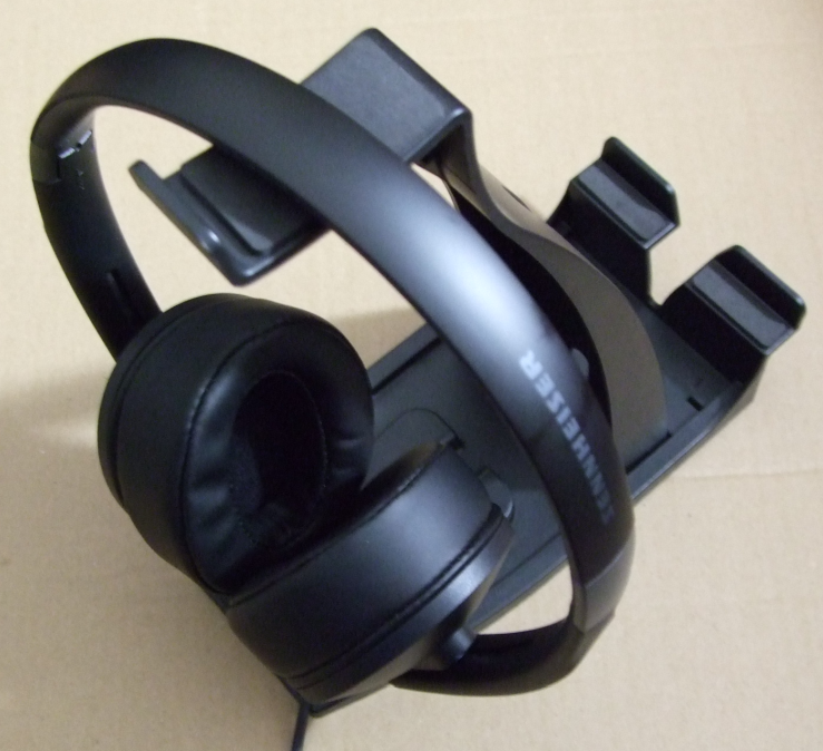 sennheiser_hd420_on_a_stand